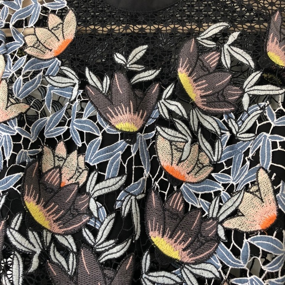 Beautiful laced dress with draped bottom - Picture 3 of 7